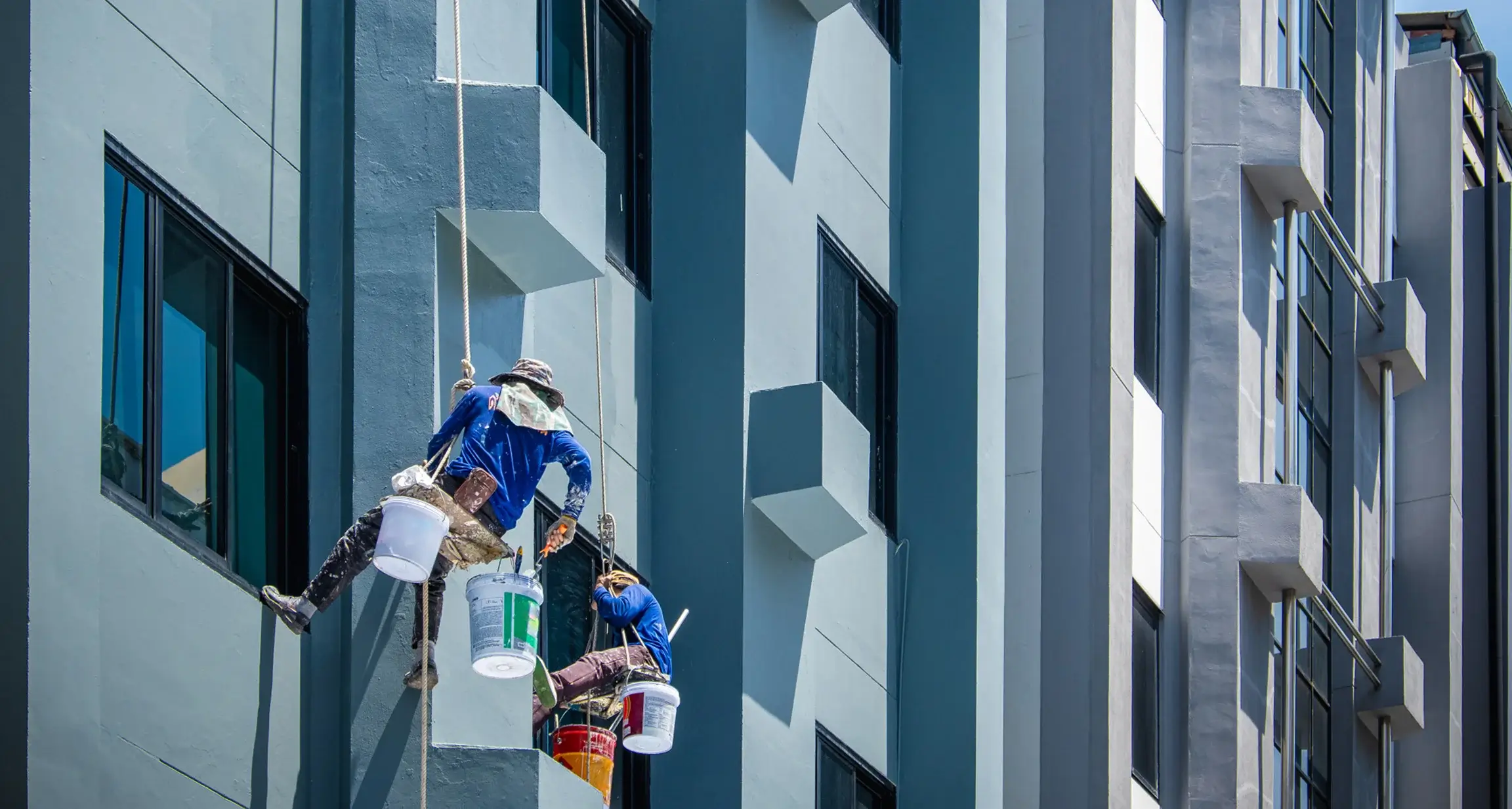 two-painters-are-hanging.webp
